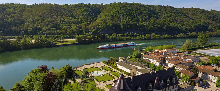 Die BIJOU DU RHÔNE gleitet an historischen Uferbauten vorbei. Klare Luft und ruhiger Tag lassen die Architektur entlang der Rhône wirken.