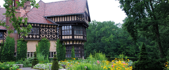 Schloss Cecilienhof liegt eingebettet in die grüne Parkanlage von Potsdam. Die Havel umgibt die ruhige, romantische Naturlandschaft.
