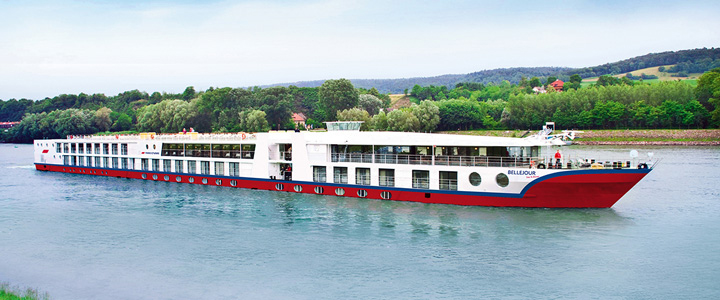 Die nicko BELLEJOUR fährt ruhig auf der Donau. Sanftes Licht spiegelt sich auf dem Wasser, während die Uferlandschaft vorbeizieht.