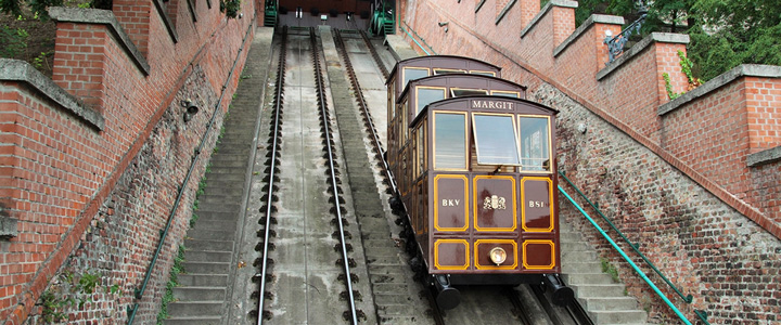 Die Seilbahn-Tram in Budapest verbindet historische Stadtteile über den Hang. Klassische Architektur und urbane Struktur prägen das Stadtbild.